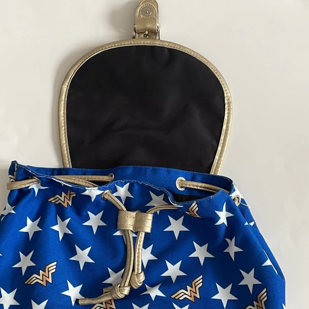 Wonder Woman Backpack - Picture 2 of 6